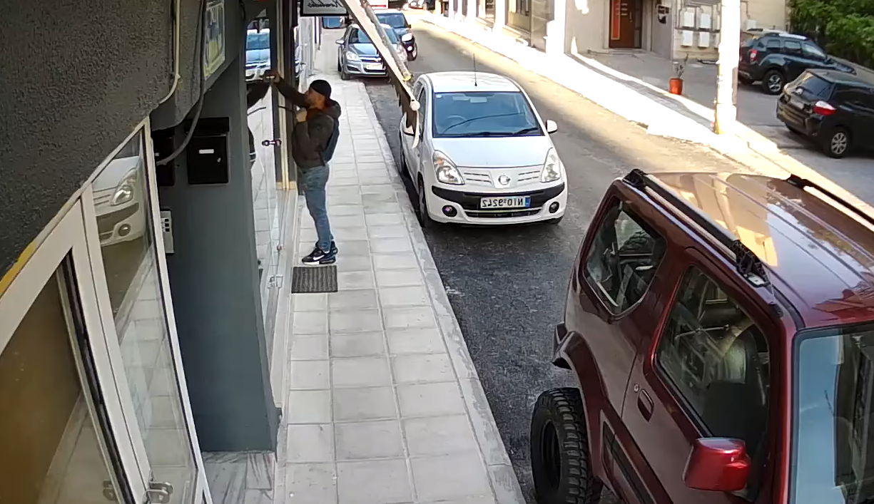 Θρασύτατη ληστεία στη Θεσσαλονίκη: Έκανε διάρρηξη πρωινές ώρες χωρίς να κρύβει το πρόσωπο(vid)