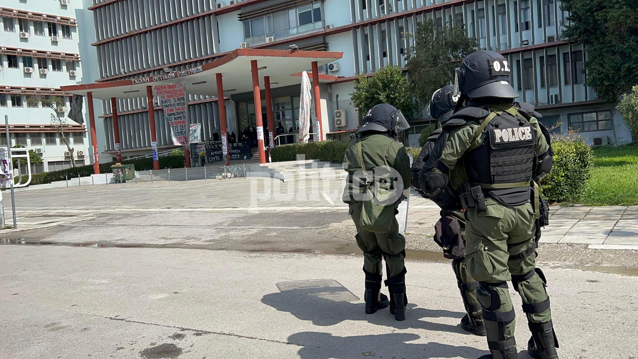 ΑΠΘ: Αντιεξουσιαστές εκτόξευσαν αντικείμενα και νερό στα ΜΑΤ (pics & vid)