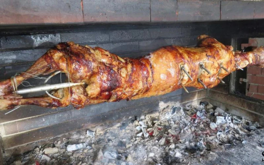 Με πιστοποιητικό εμβολιασμού και μάσκα το σούβλισμα του αρνιού