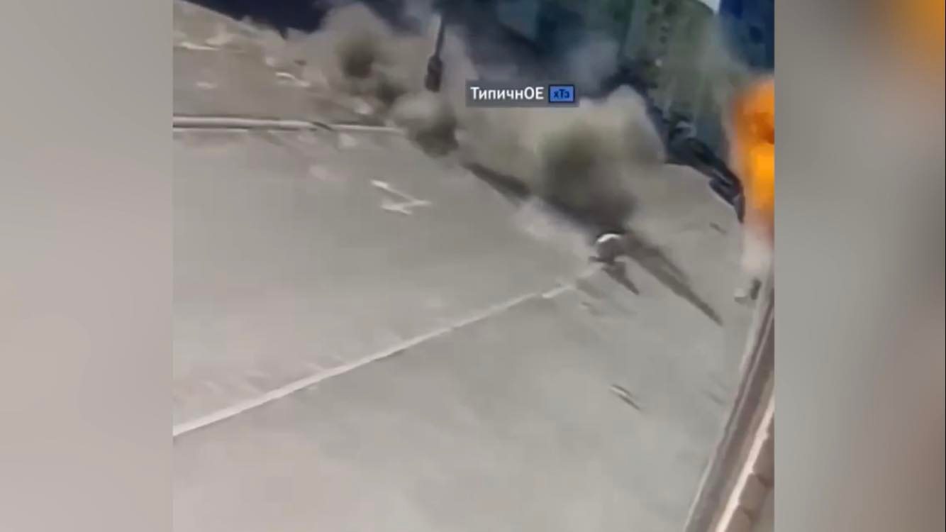 Βίντεο Σοκ: Ρουκέτα σκάει δίπλα σε περαστική γυναίκα στο Χάρκοβο