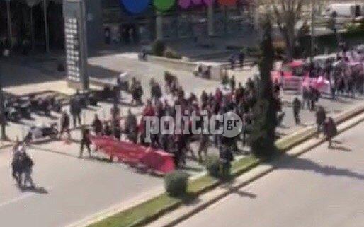 Θεσσαλονίκη: Ολοκληρώθηκε η πορεία του ΠΑΜΕ – Προηγήθηκαν επεισόδια (vids)