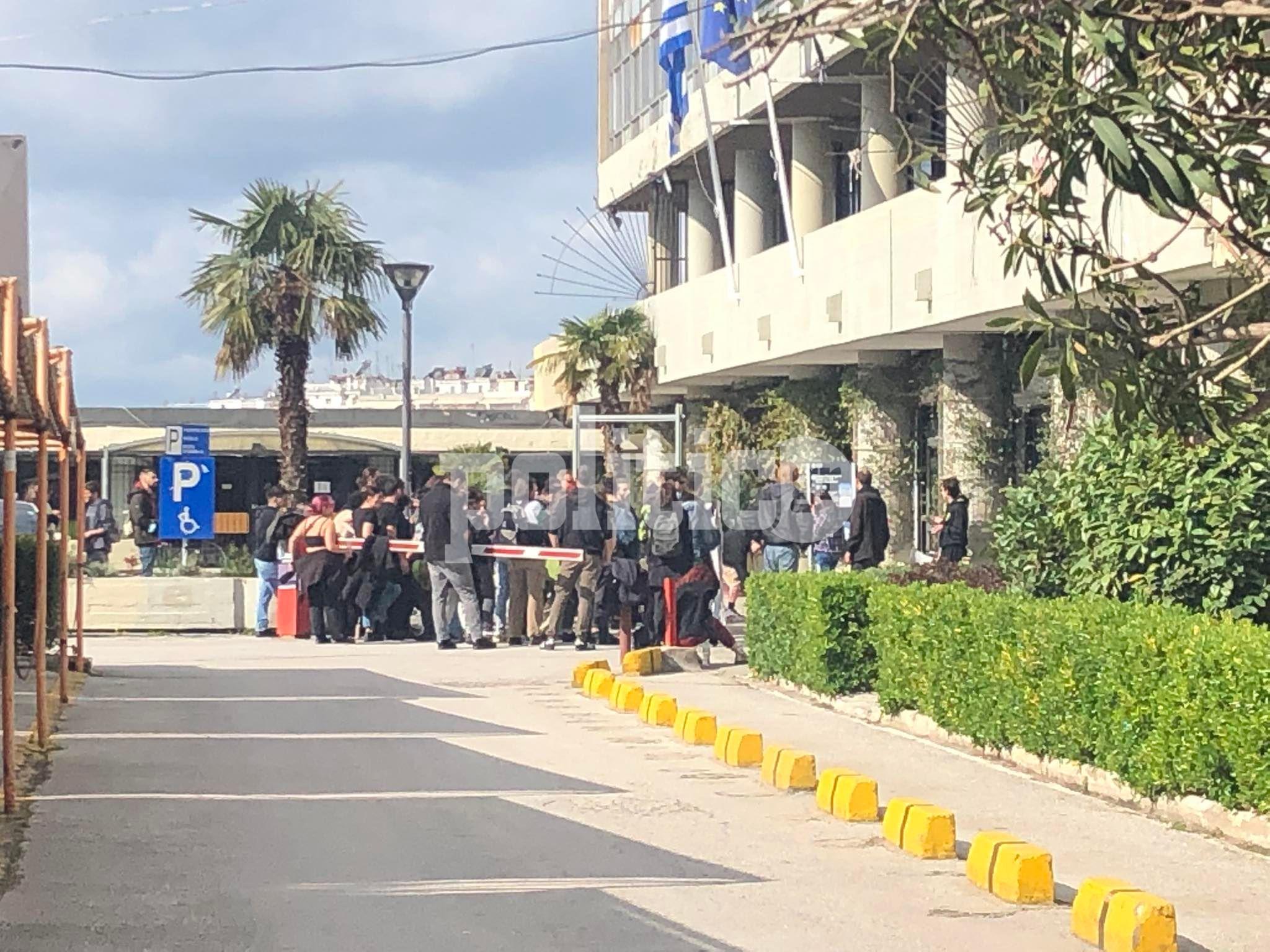 ΑΠΘ: Συνθήματα κατά του Πρύτανη έξω από το κτίριο της Διοίκησης (vid)