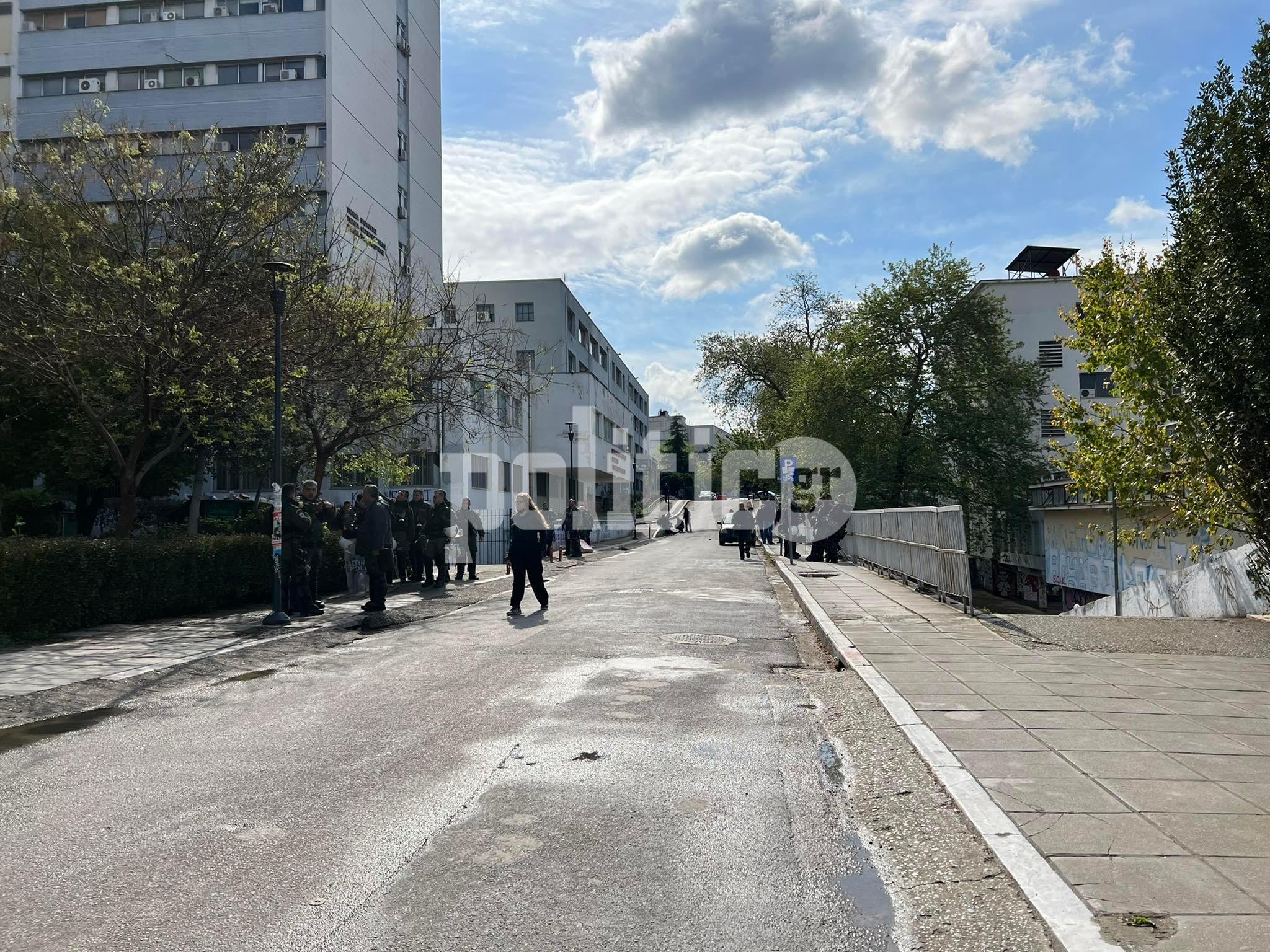 Θεσσαλονίκη: Νέες συγκεντρώσεις αντιεξουσιαστών έξω από τη ΣΘΕ – Παρουσία ΜΑΤ οι εργασίες στο «Στέκι στο Βιολογικό» (pics)