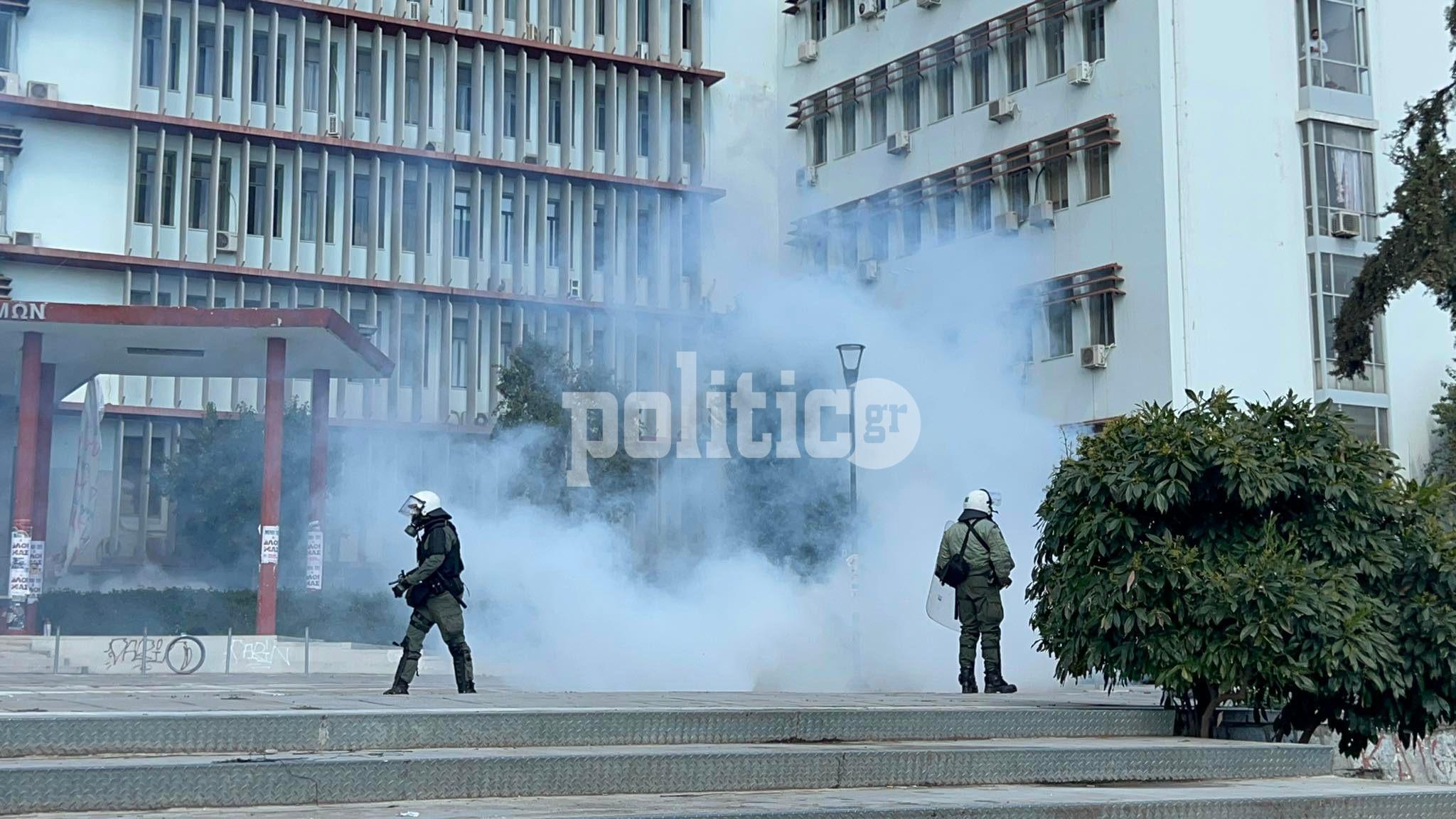 ΑΠΘ – Επεισόδια: Δύο συλλήψεις – Τραυματίστηκε αστυνομικός (pics & vids)