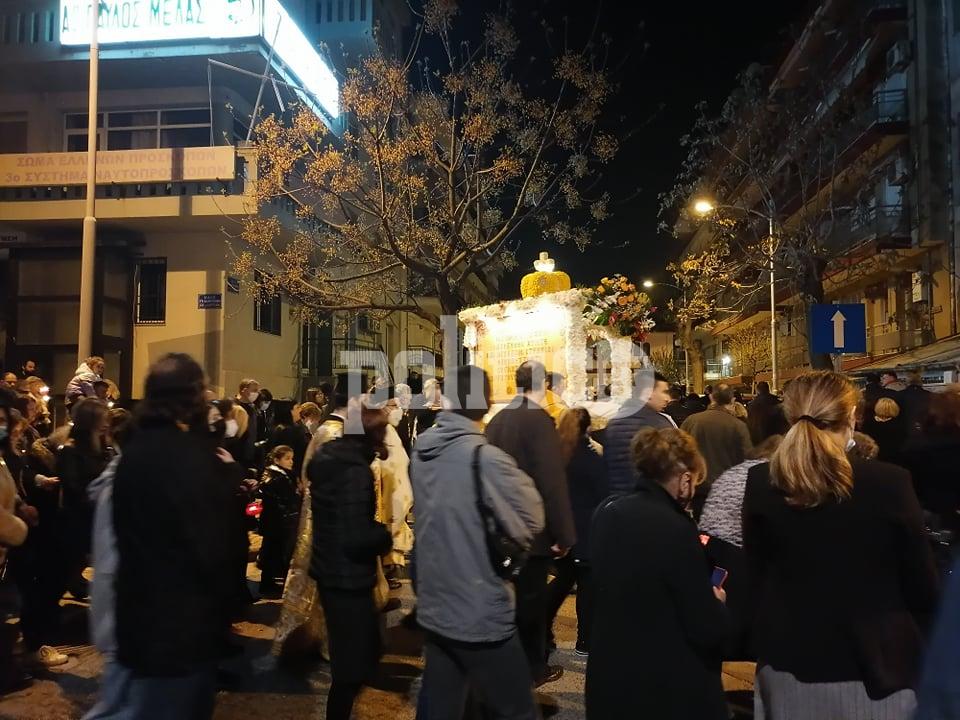 Θεσσαλονίκη: Με κατάνυξη πλήθος πιστών ακολούθησαν την περιφορά του Επιταφίου στην Εκκλησία Αγίου Ελευθερίου Σταυρούπολης