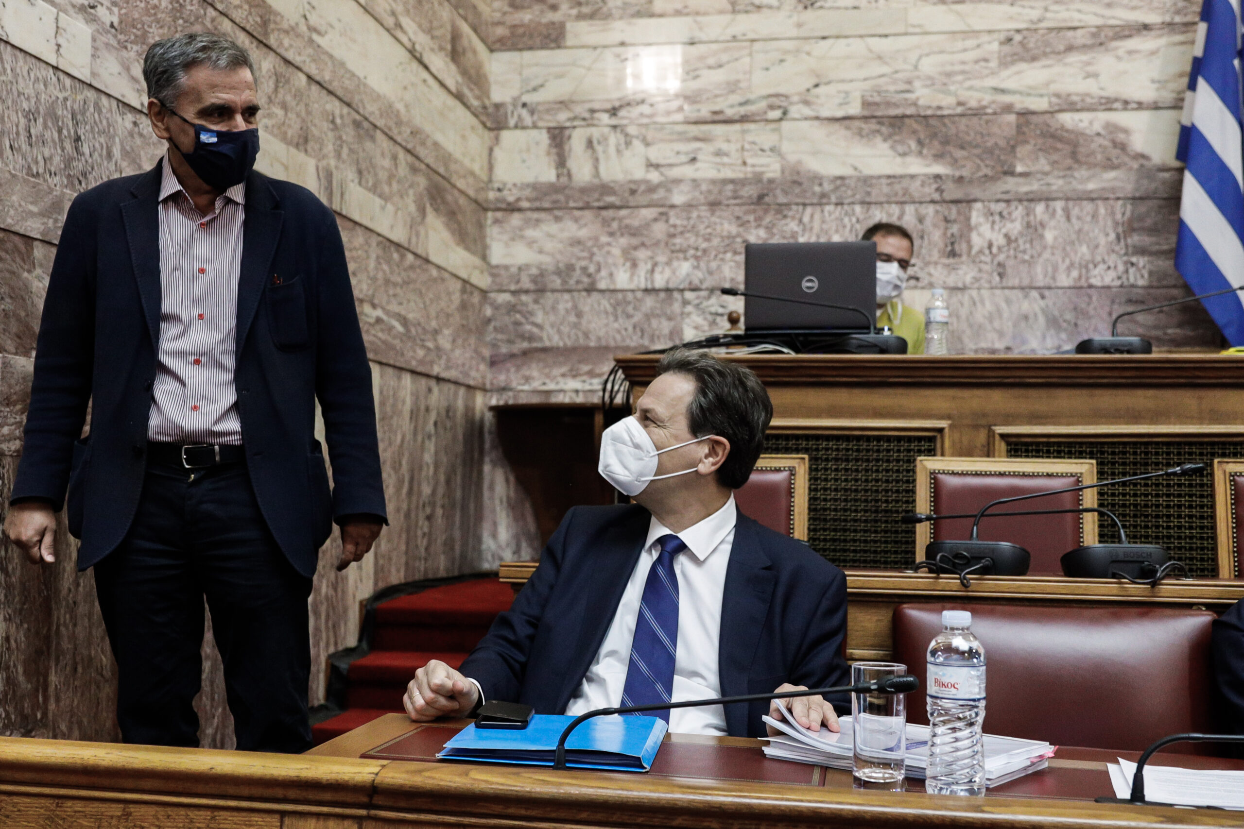 Κόντρα Σκυλακάκη – Τσακαλώτου για τα υπερκέρδη των εταιριών ενέργειας: «Κάντε το όπως ο Μακρόν»