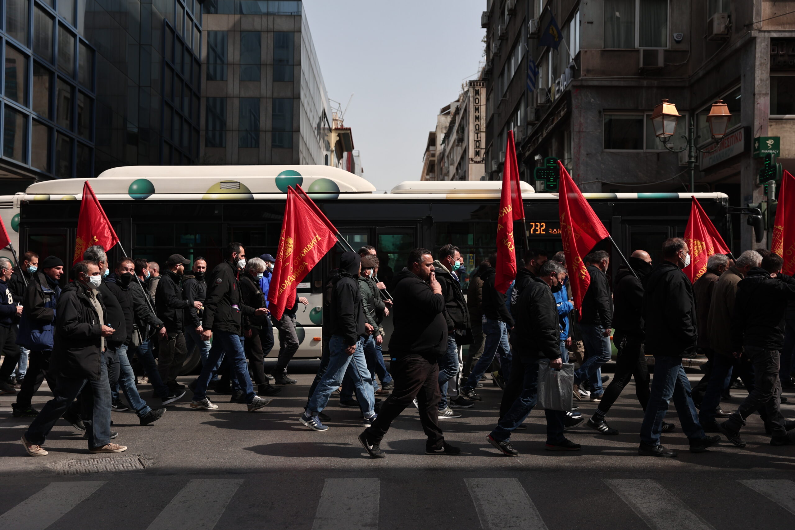 Παραλύει αύριο η χώρα με την 24ωρη απεργία της ΓΣΕΕ, της ΑΔΕΔΥ και του ΠΑΜΕ