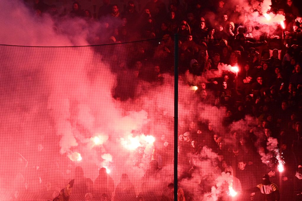 Θεσσαλονίκη: Δικογραφίες σε 19 οπαδούς για παράνομη ρίψη πυρσών και καπνογόνων σε ποδοσφαιρικούς αγώνες