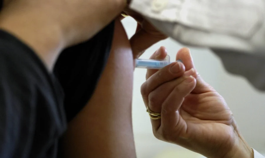Εμβόλιο Pfizer vs Όμικρον: Τι προστασία παρέχει η τέταρτη δόση;