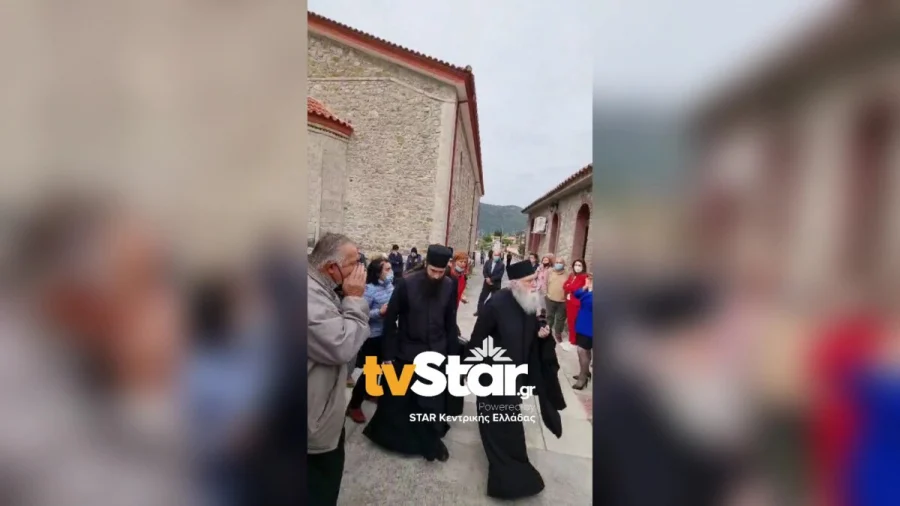 «Χούλιγκανς» οι πιστοί στην Μητρόπολη Φωκίδας: Γιούχαραν τον Πρωτοσύγκελο, τι συνέβη (vid)