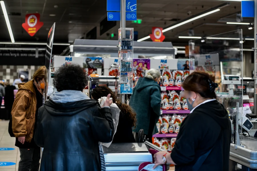 Ανοιχτά καταστήματα και σούπερ μάρκετ αυτή την Κυριακή: Ποιο θα είναι το ωράριο;