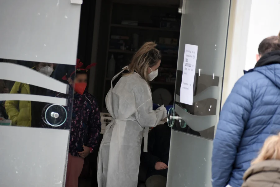 «Ανάσα» για τους ανεμβολίαστους – Πότε καταργούνται τα rapid test και οι μάσκες;