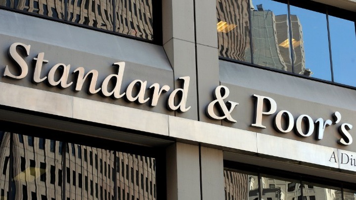 Standard & Poor’s: Αναβάθμισε τις προοπτικές του αξιόχρεου της Ελλάδας σε θετικές από σταθερές