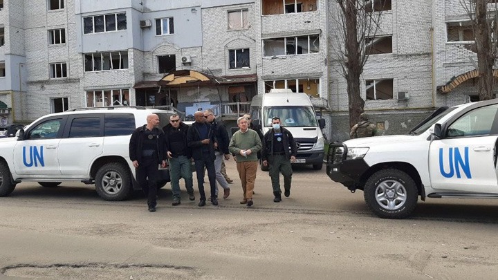 Δέκα τραυματίες από τους ρωσικούς βομβαρδισμούς στο Κίεβο κατά την επίσκεψη του γγ του ΟΗΕ