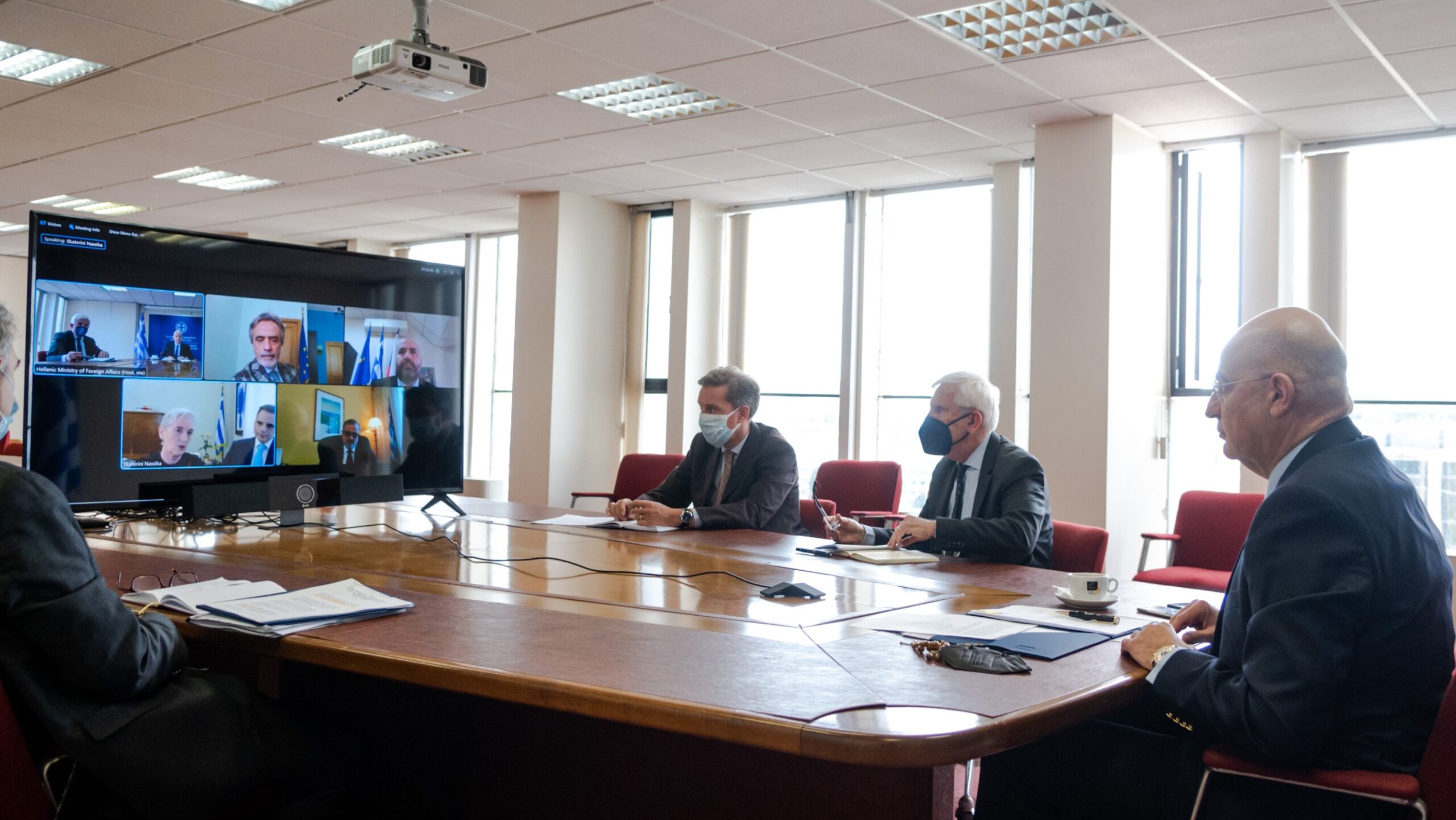 Τηλεδιάσκεψη Ν. Δένδια με την πρέσβη και του γενικούς προξένους της Ελλάδας στη Ρωσία