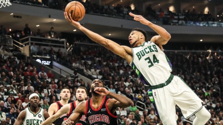 NBA: Με πρωταγωνιστή τον Γιάννη 1-0 οι Μπακς