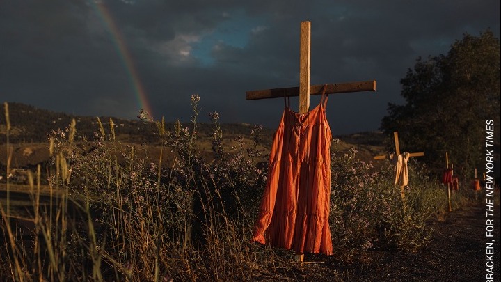 Το βραβείο World Press Photo κέρδισε η φωτογραφία με φορέματα κρεμασμένα σε σταυρούς