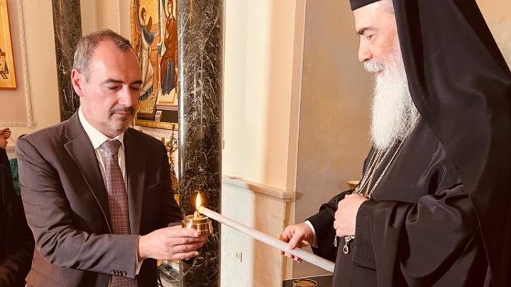 Κατσανιώτης: Παρέλαβε το Άγιο Φως – Πότε φτάνει Ελλάδα