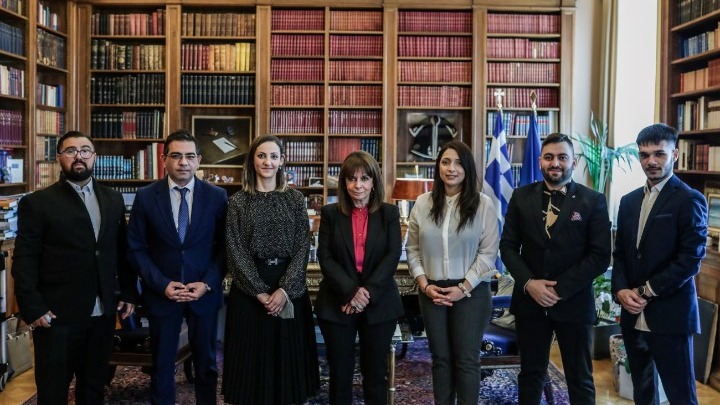 Προεδρικό Μέγαρο: Η Κ. Σακελλαροπούλου συναντήθηκε με νεαρούς Ρομά