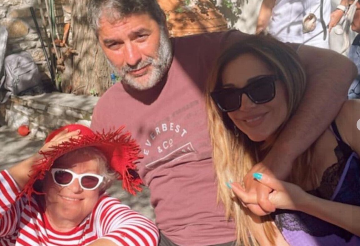 Η φωτογραφία της Τάνιας Τσανακλίδου με την Δέσποινα Βανδή και τον Βασίλη Μπισμπίκη