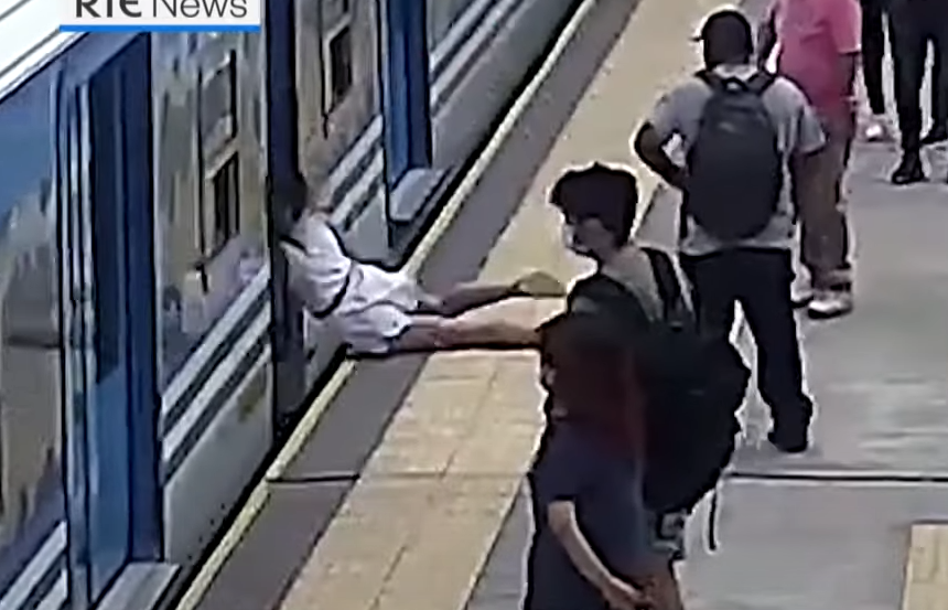 Αργεντινή: Η σοκαριστική στιγμή που γυναίκα πέφτει στις ράγες τρένου