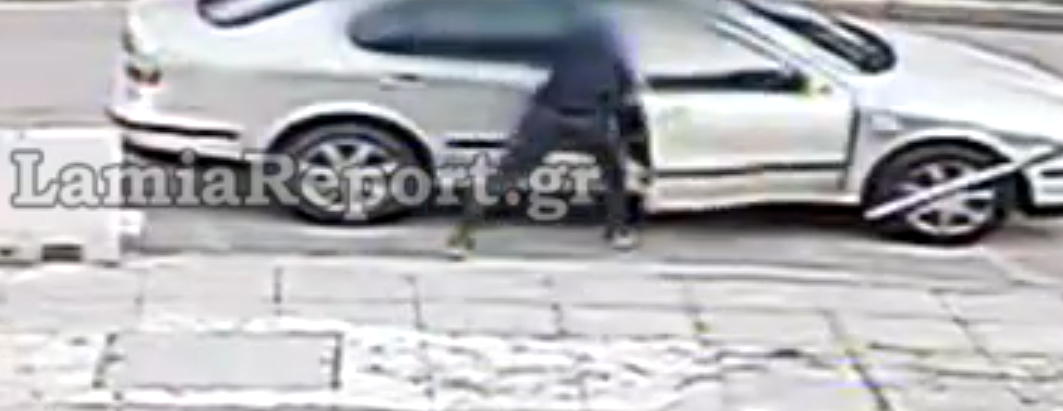 Λαμία: Κάμερα «αιχμαλώτισε» τον κλέφτη την ώρα που άρπαζε το τσαντάκι οδηγού από το αυτοκίνητό του (vid)