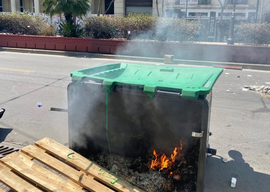 ΑΣΟΕΕ: Επεισόδια έξω από το Πανεπιστήμιο – Πέτρες σε περιπολικό από αγνώστους