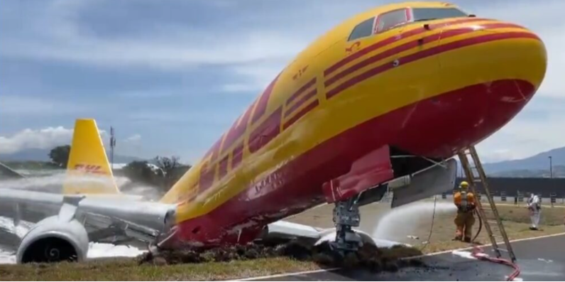Συγκλονιστικό βίντεο: Αεροσκάφος cargo της DHL κόβεται στα δύο σε κατεπείγουσα προσγείωση