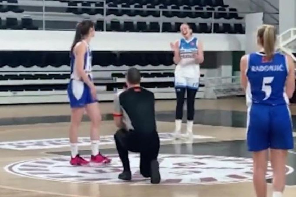 Θεϊκό: Διαιτητής έκανε πρόταση γάμου σε παίκτρια εν ώρα αγώνα