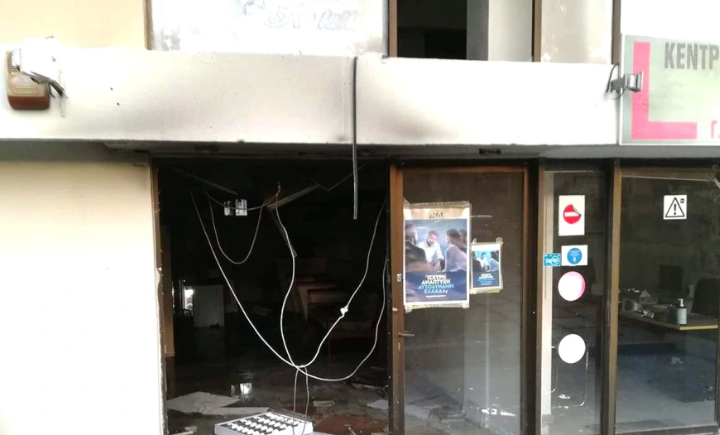 Πεύκη: Έκρηξη από γκαζάκια στα γραφεία της Νέας Δημοκρατίας