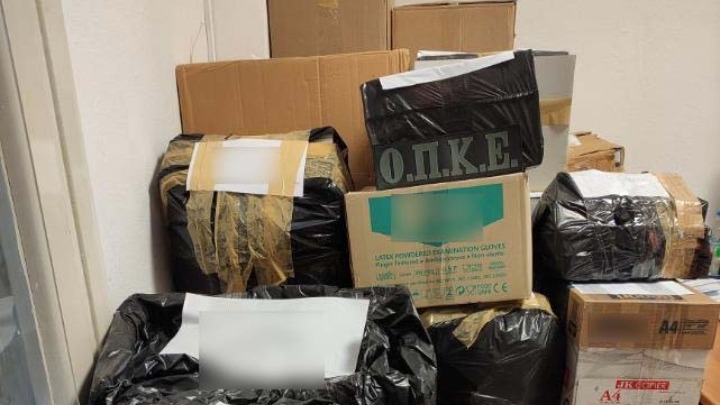 Συνελήφθη 58χρονος για διακίνηση πάνω από 12.000 λαθραίων καπνικών προϊόντων