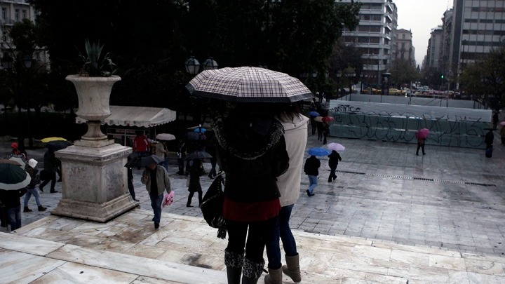 Καιρός: Θυελλώδεις άνεμοι με βροχές και καταιγίδες σε πολλές περιοχές – Χιόνια στα ορεινά