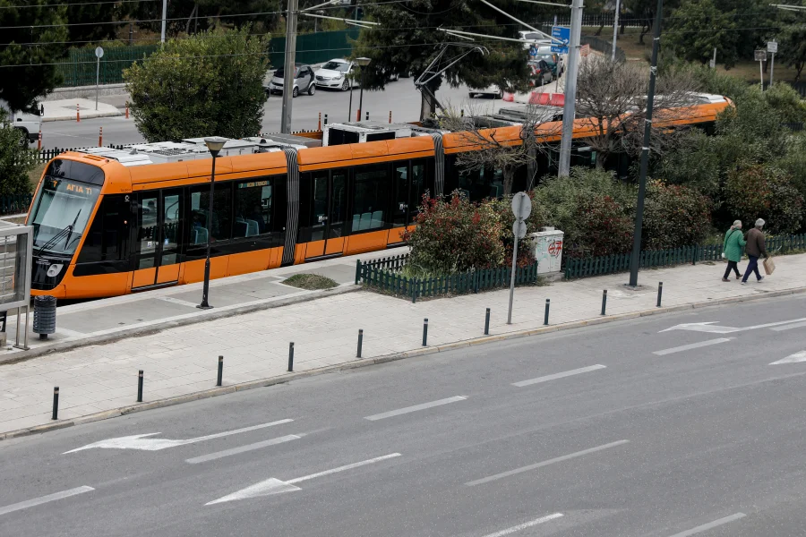 Βούλα: Νεαροί έβαλαν φωτιά σε συρμό του τραμ – Συνελήφθησαν επ’ αυτοφώρω