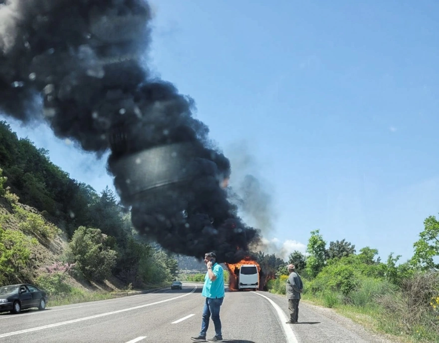 Μπράλο: Φωτιά σε τουριστικό λεωφορείο με 30 επιβάτες