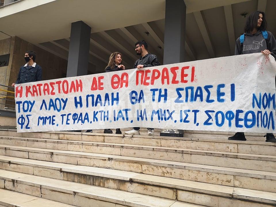 Θεσσαλονίκη: Συγκέντρωση αλληλεγγύης από τα μέλη του ΠΑΜΕ στα δικαστήρια (pics)