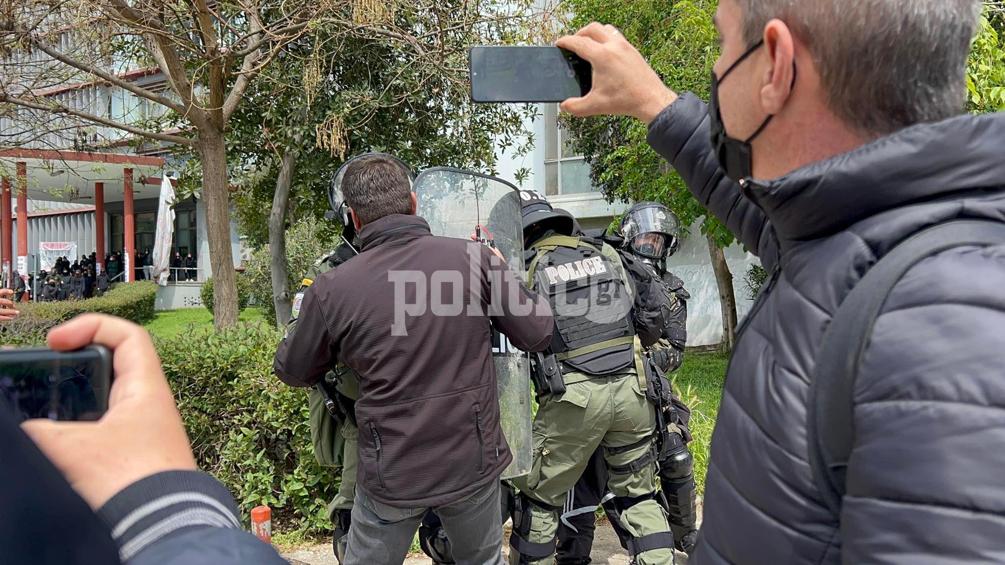 Θεσσαλονίκη: Μια προσαγωγή ατόμου στο ΑΠΘ (pics & vid)