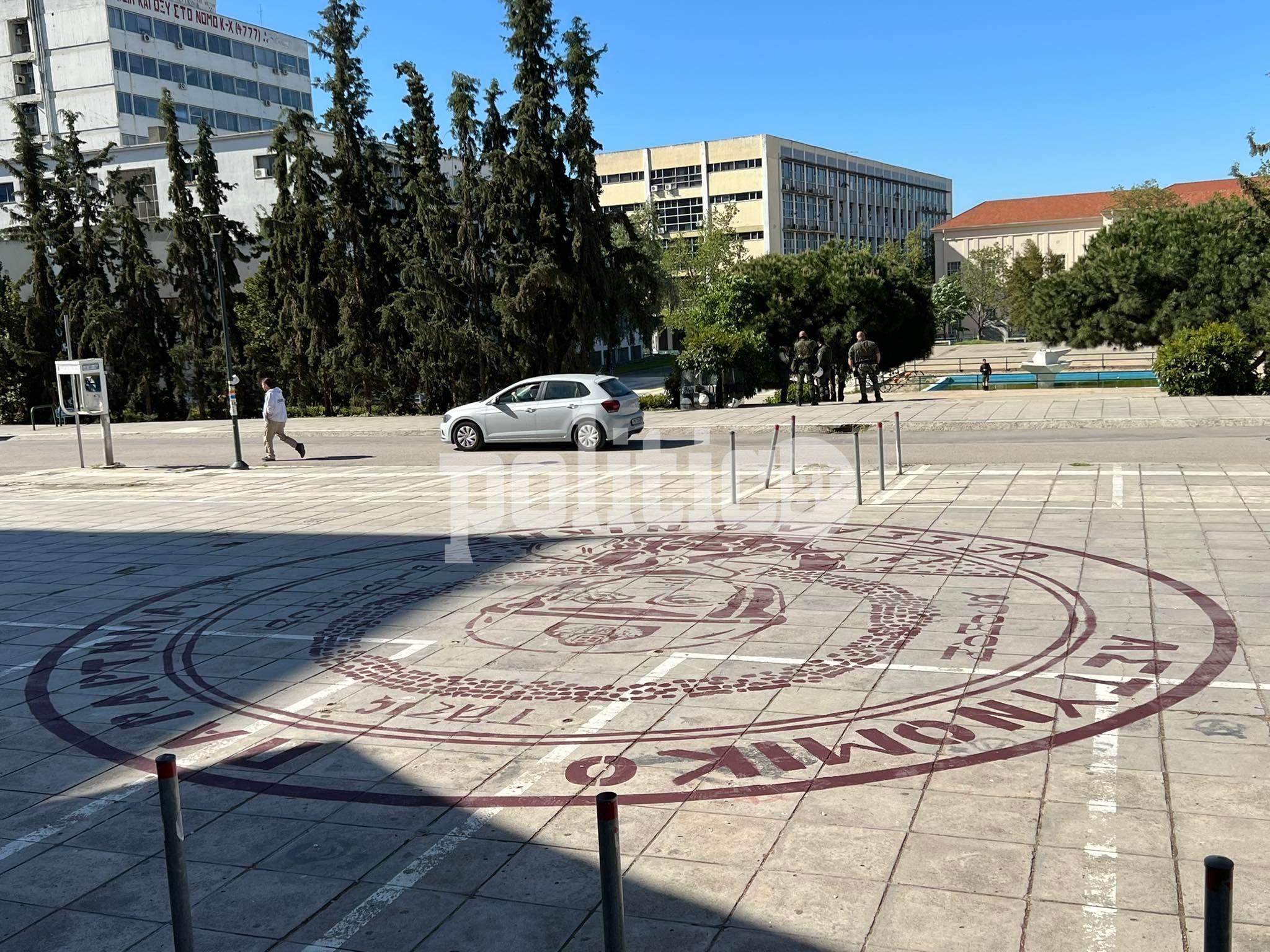 ΑΠΘ: Έκαναν γκράφιτι που γράφει «Αστυνομικό Παράρτημα Θεσσαλονίκης» έξω από τη ΣΘΕ (pics)