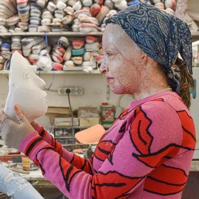 Ιωάννα Παλιοσπύρου: Μια μεγάλη αγκαλιά έγινε το Twitter μετά την αποκάλυψή του προσώπου της χωρίς μάσκα (pic)