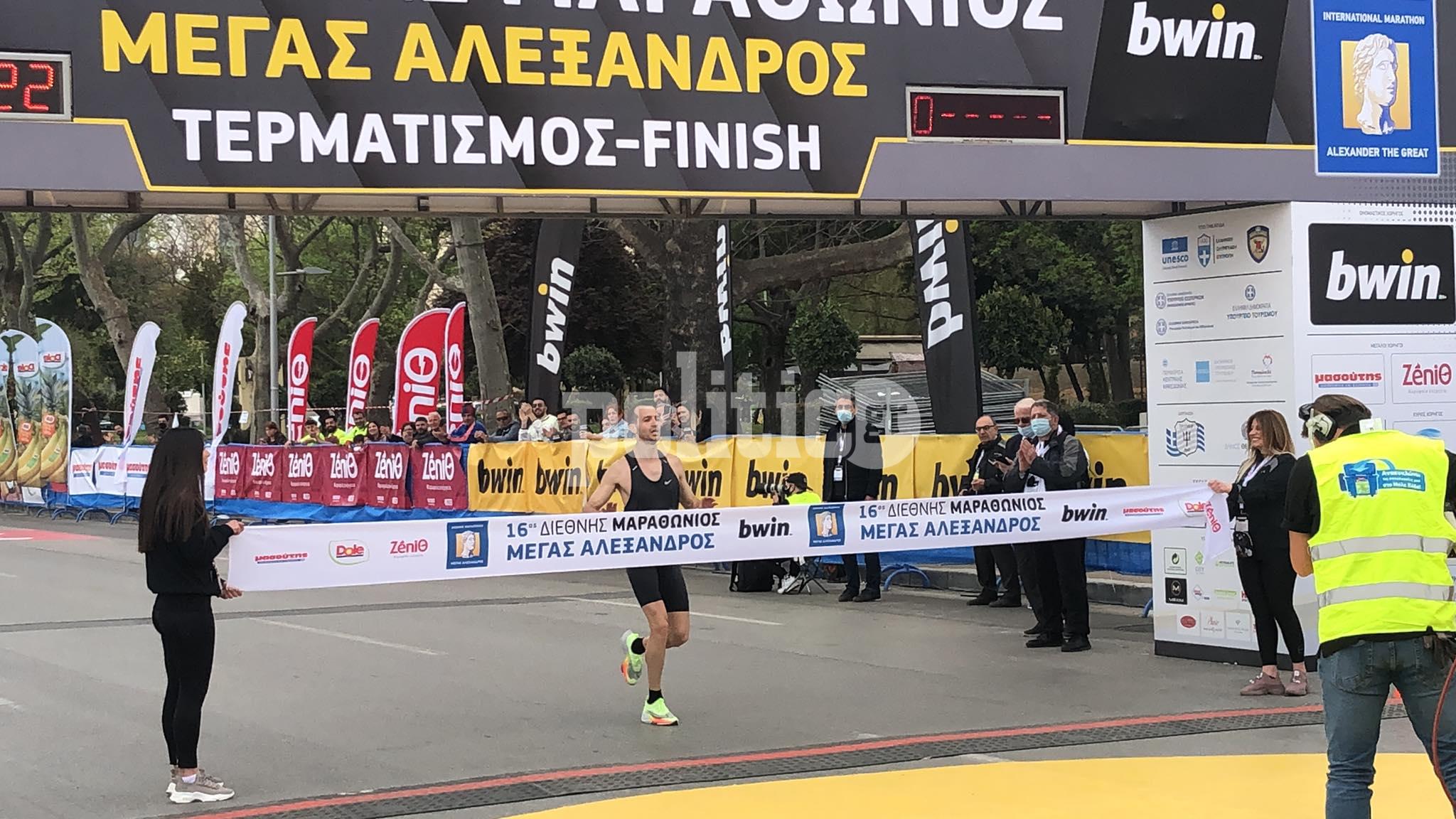 LIVE – Μαραθώνιος 42χλμ: Την κορδέλα του τερματισμού έκοψε ο Γιώργος Καλαπότης (pics)
