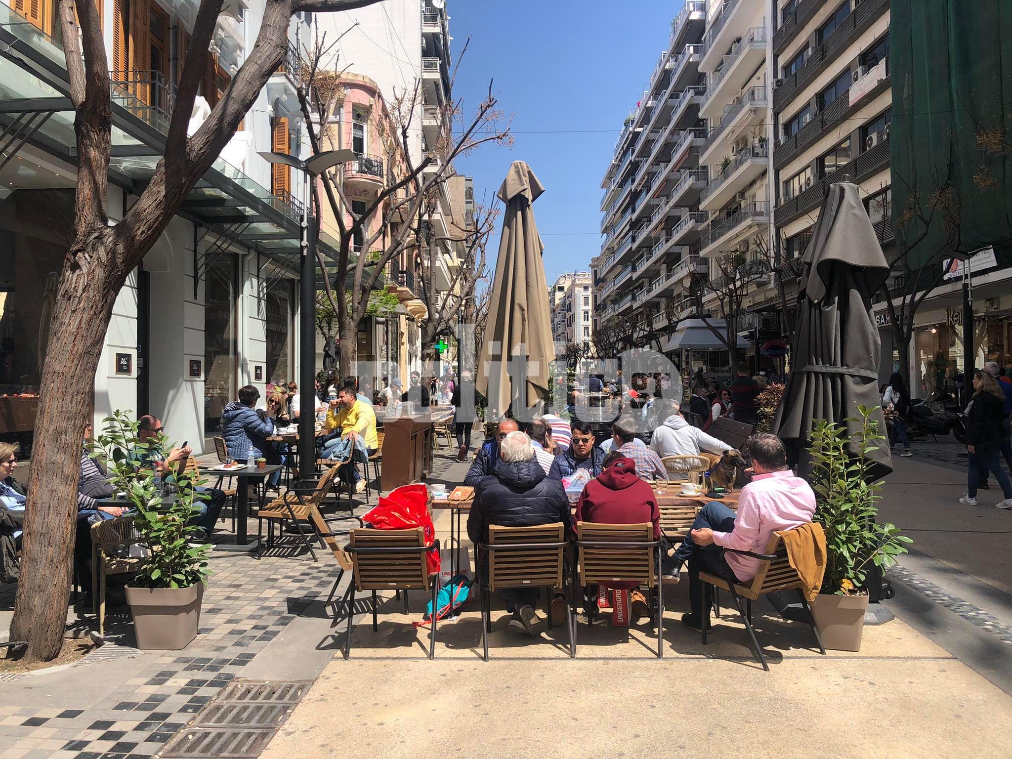Θεσσαλονίκη: Δεκάδες πολιτών στην ανοιχτή αγορά κάτω από λαμπερό ήλιο (pics)