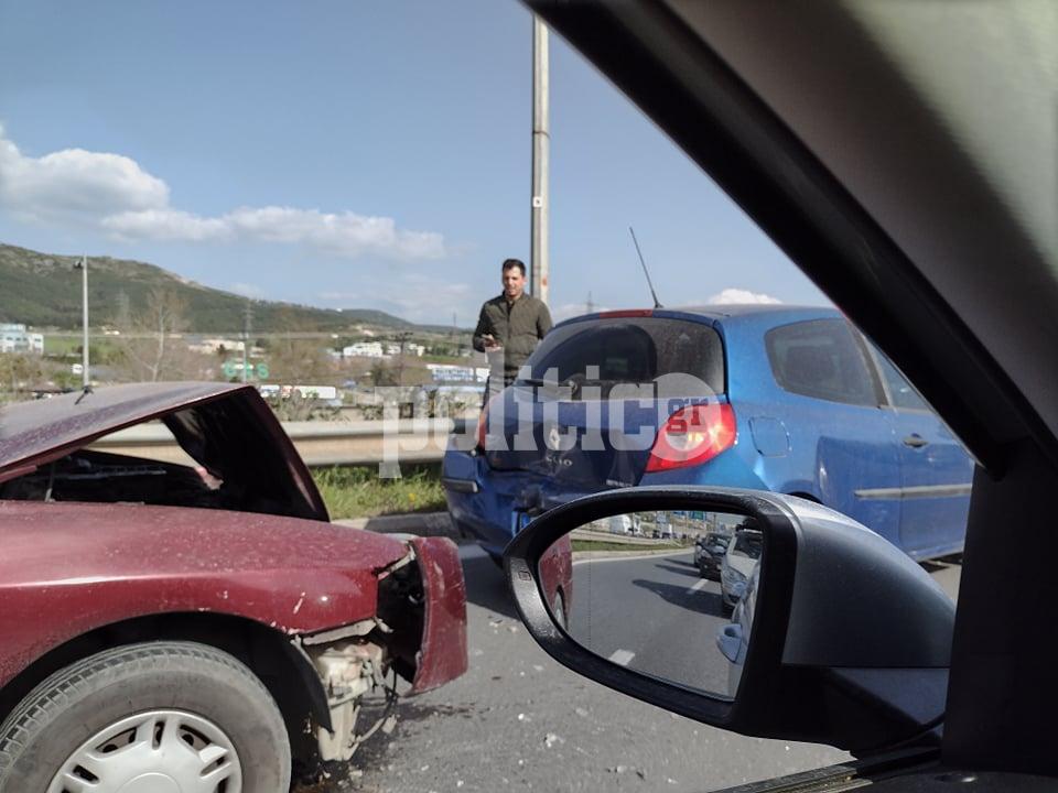 Πριν από λίγο στη Θεσσαλονίκη – Τροχαίο τεσσάρων αυτοκινήτων στον Περιφερειακό (pics)