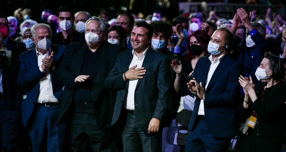 Συνέδριο ΣΥΡΙΖΑ: Ο Ζάεφ έφερε πιο κοντά Τσίπρα Κοτζιά – Οι πρωταγωνιστές των Πρεσπών και πάλι μαζί