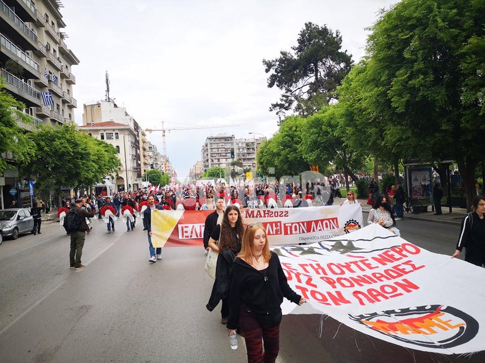 Θεσσαλονίκη: Ραγίζουν καρδιές στο συγκλονιστικό δρώμενο του ΠΑΜΕ για την Πρωτομαγιά – Live εικόνα