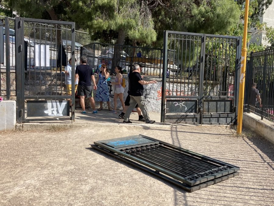 Εξάρχεια: Σοκ σε παιδική χαρά καγκελόπορτα έπεσε σε 5χρονο
