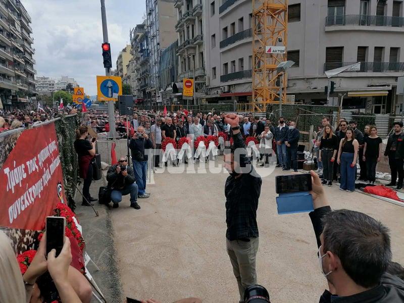 Θεσσαλονίκη: Ολοκληρώθηκε η πορεία για την Πρωτομαγιά – Ράγισαν καρδιές στην κατάθεση στεφάνων