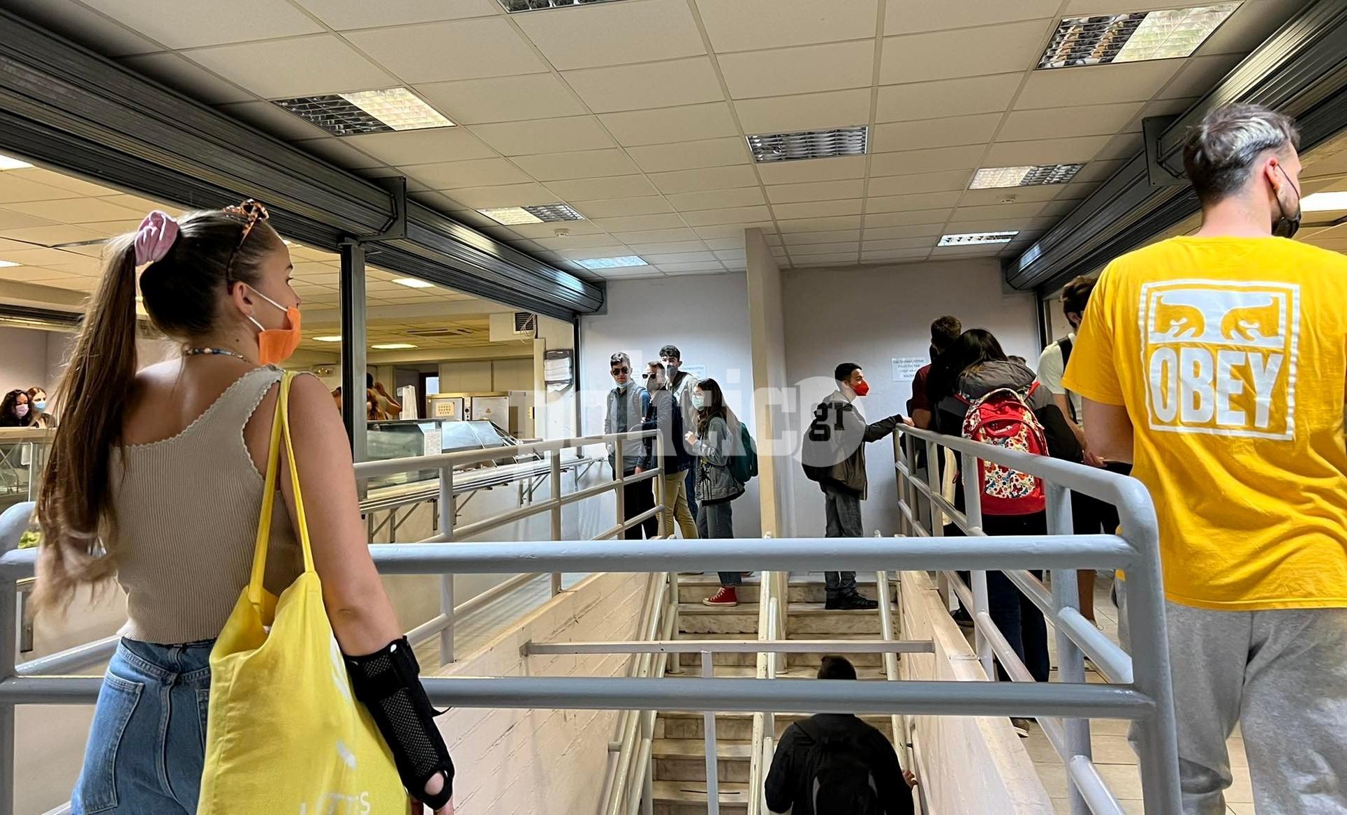 ΑΠΘ: Οι φοιτητές μοίρασαν για τρίτη μέρα τα γεύματα στη Λέσχη (pics&vids)