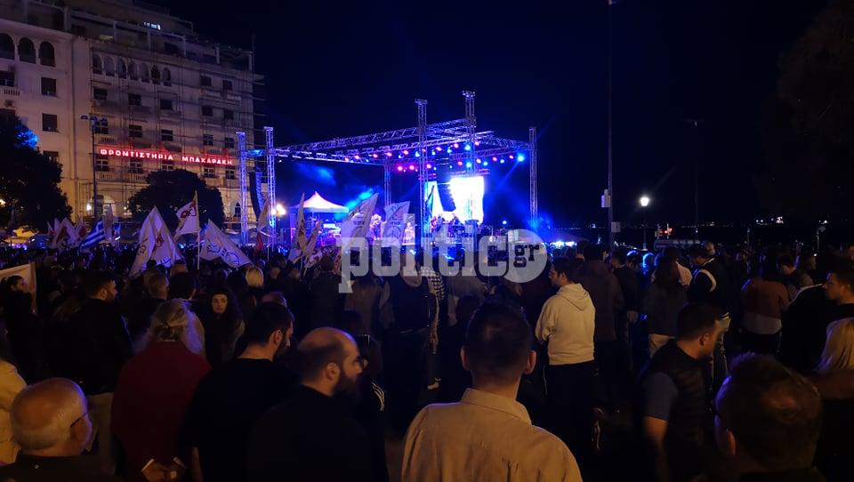 Θεσσαλονίκη: Η αστυνομία ζητάει από τους διοργανωτές να σταματήσουν την συναυλία – Προσπάθειες για παράταση μέχρι της 01:00