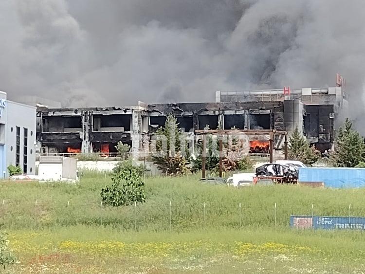Θεσσαλονίκη – Ωραιόκαστρο: Στις φλόγες εγκαταλελειμμένο εργοστάσιο κοντά στη Συμμαχική Οδό (pics & vid)