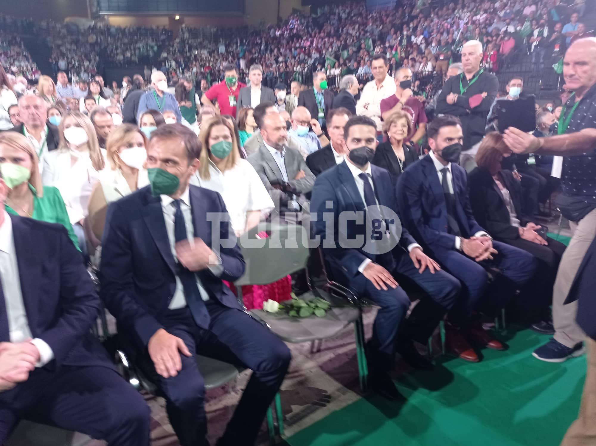 3ο Συνέδριο ΠΑΣΟΚ – ΚΙΝΑΛ: Μια κενή καρέκλα με ένα λουλούδι, για την αείμνηστη Φώφη Γεννηματά (vid)
