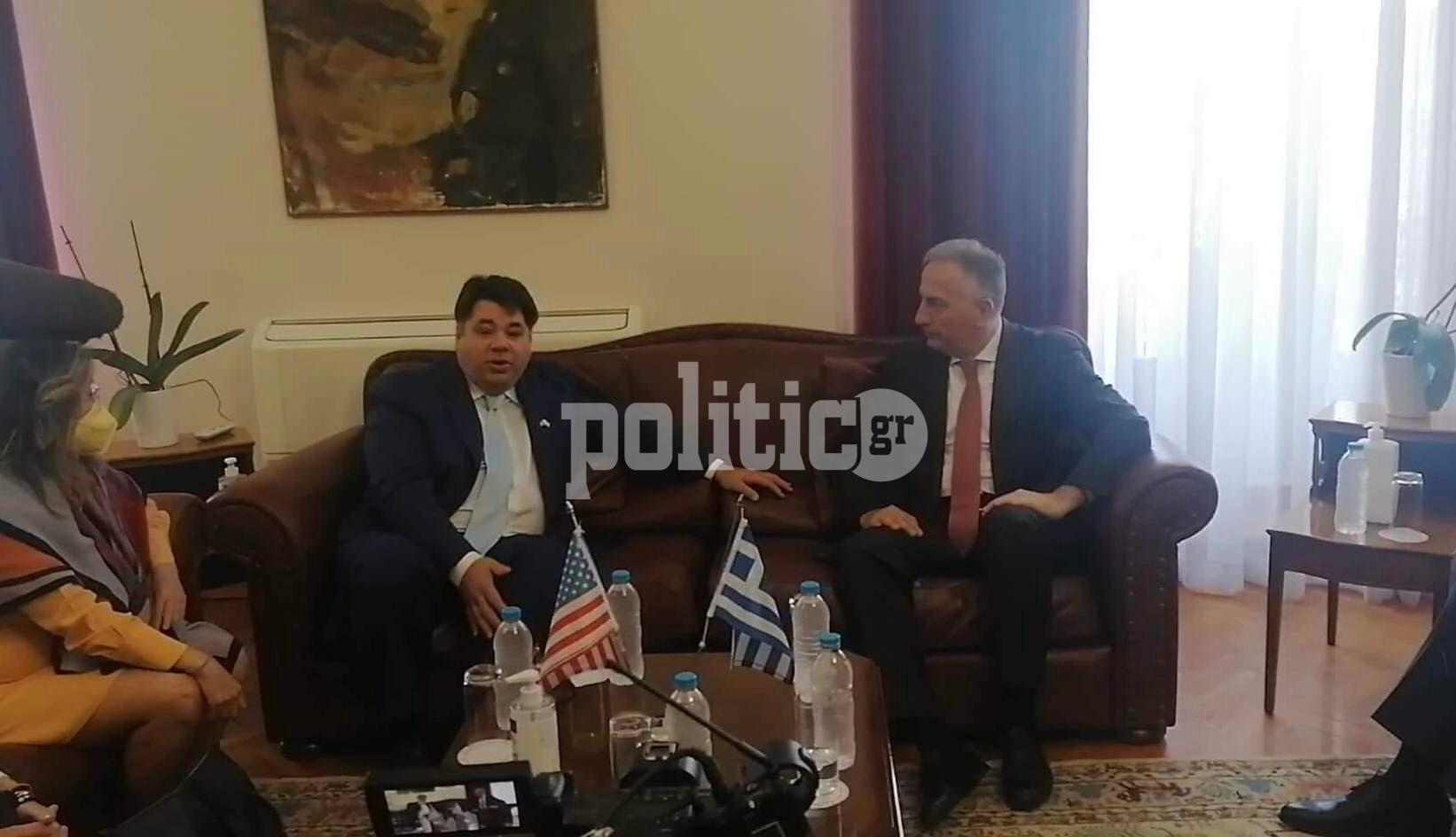 ΥΜΑΘ: Ο Αμερικανός Πρέσβης σε συνάντηση με Καλαφάτη